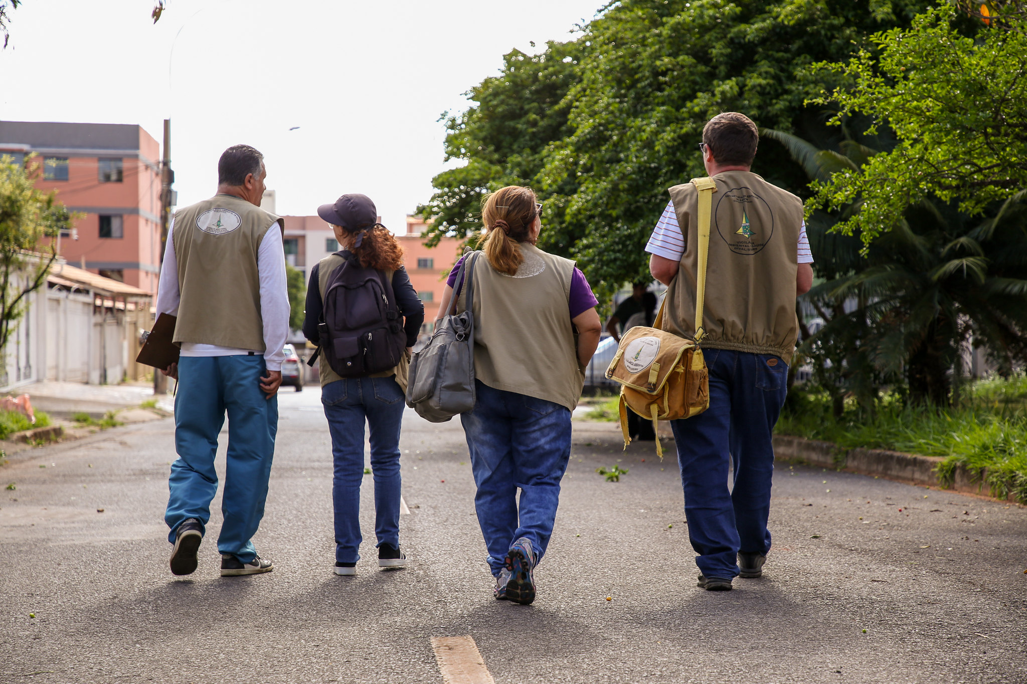 Capa da notícia: Agentes de Vigilância Ambiental fazem visitas domiciliares para combater a dengue