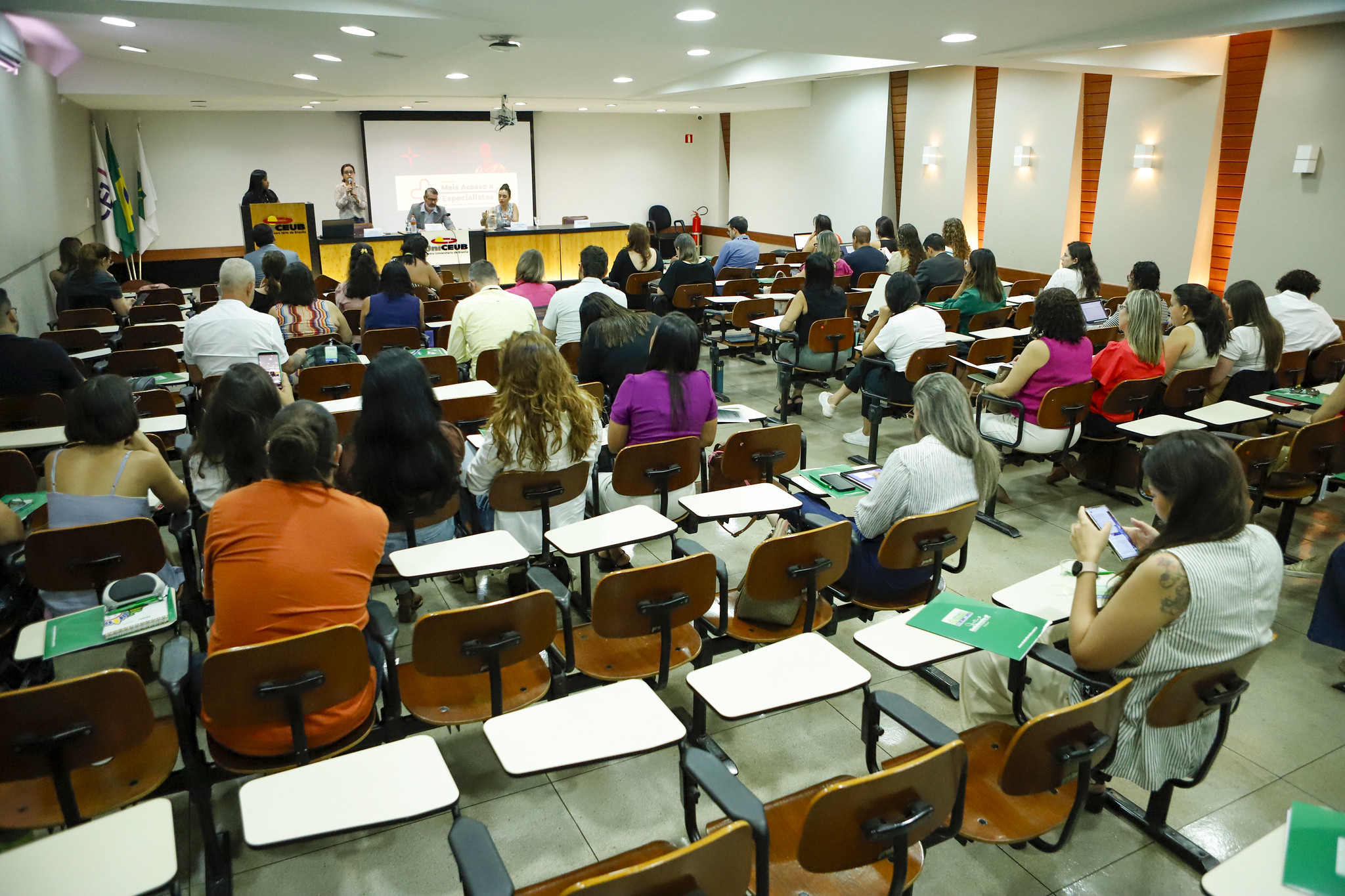 Capa da notícia: DF avança na implementação de programa para agilizar atendimentos na saúde