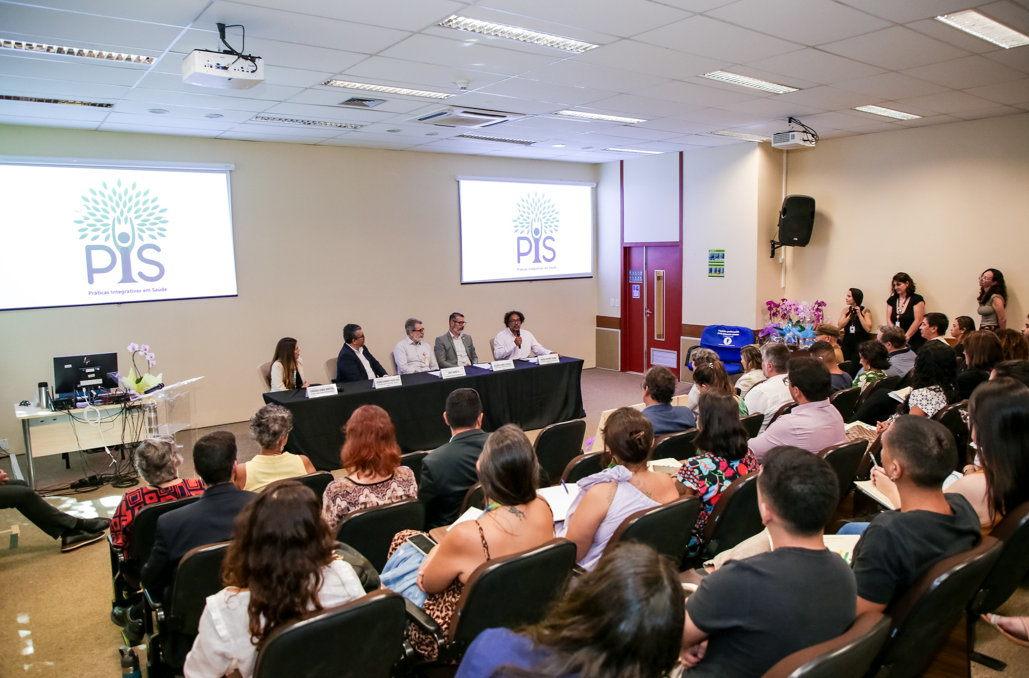 Capa da notícia: DF lança primeiro programa de residência multiprofissional com foco em Práticas Integrativas em Saúde
