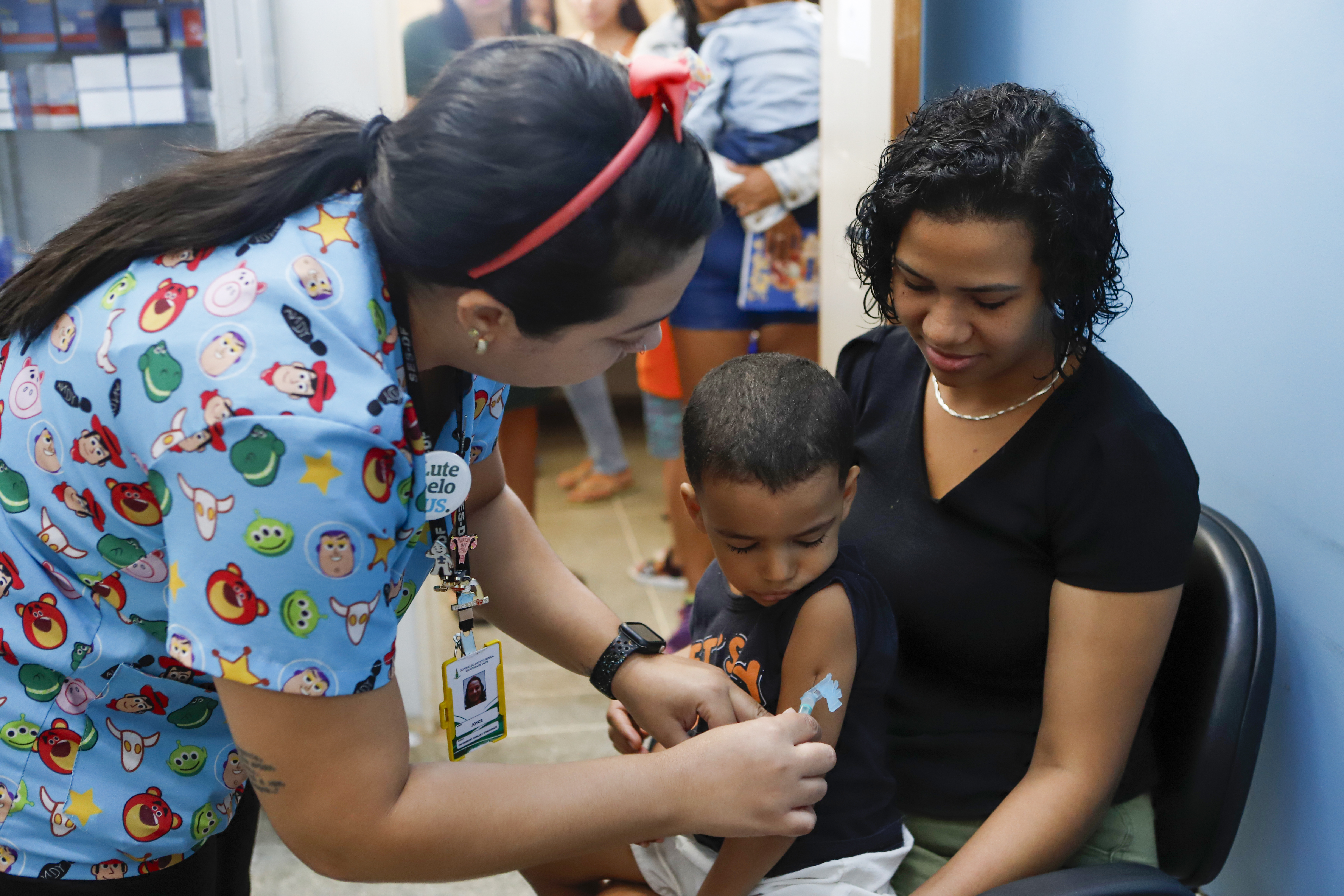 Capa da notícia: Saúde alerta para baixa cobertura vacinal de tríplice viral, poliomelite, influenza e covid-19