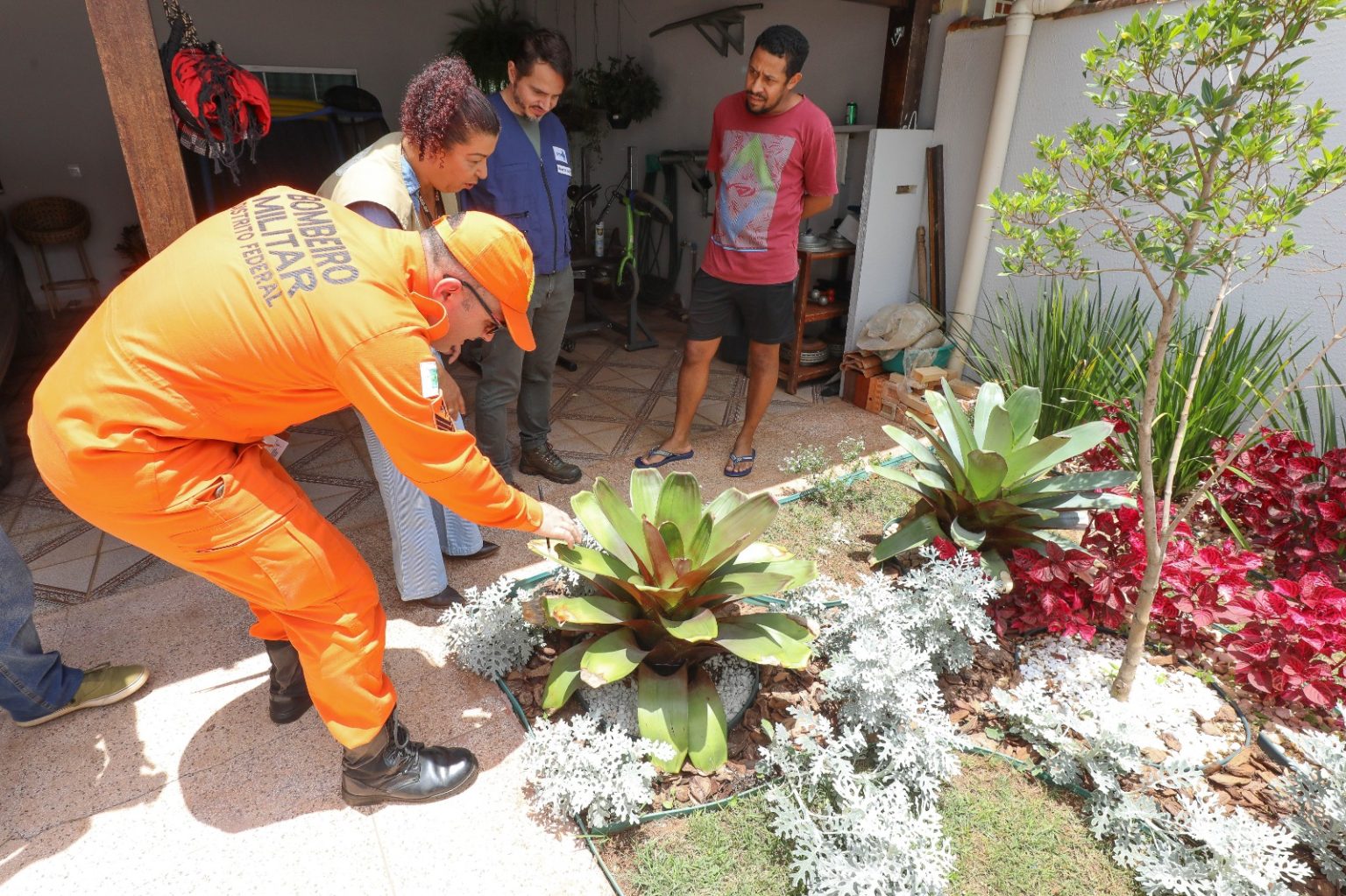 Capa da notícia: Moradores de Santa Maria recebem orientações e medidas de combate à dengue