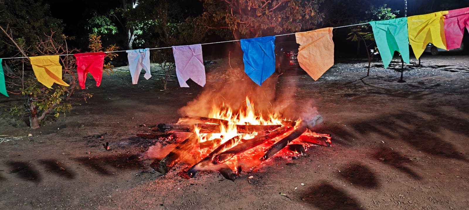 Capa da notícia: Festa junina segura: evite acidentes com fogo e eletricidade