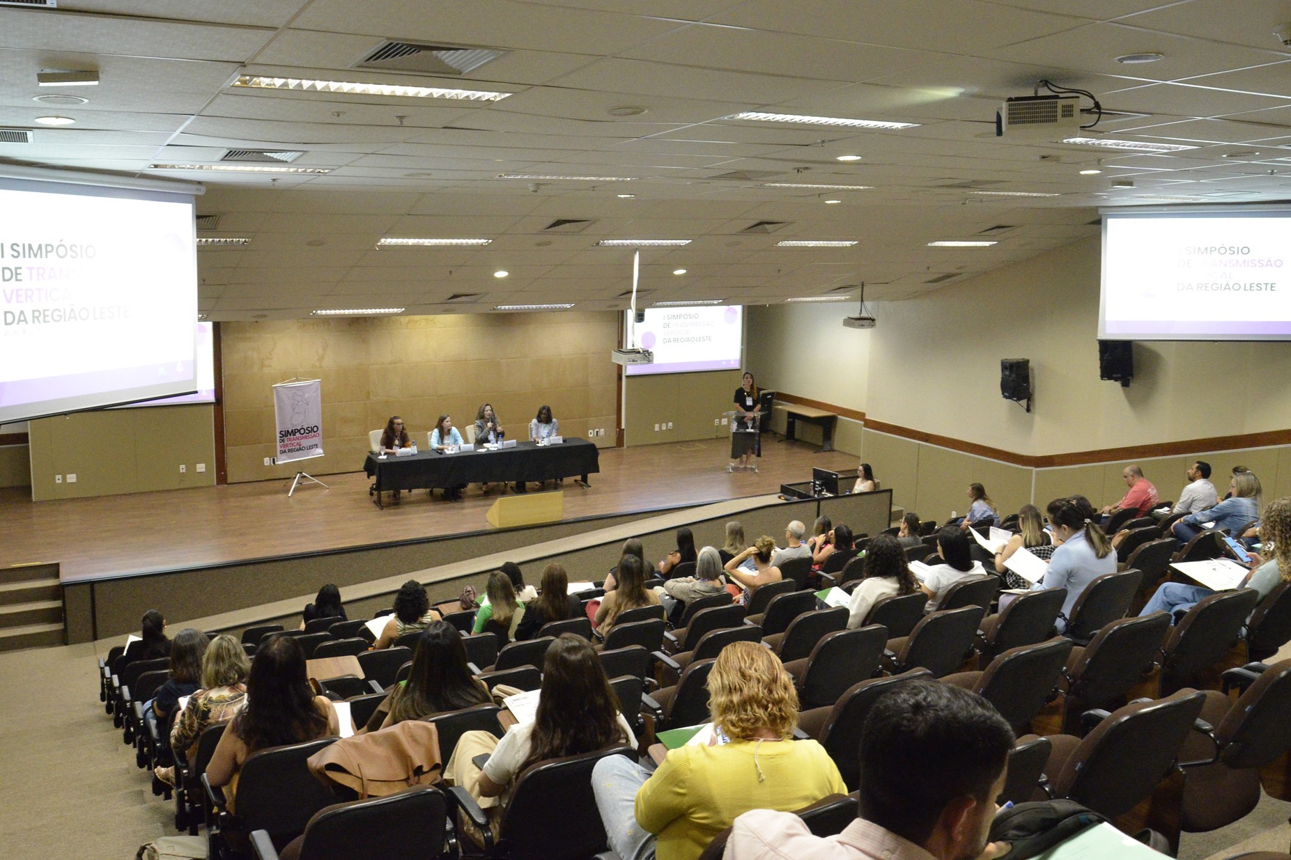 Capa da notícia: Servidores da SES-DF participam de simpósio sobre transmissão vertical