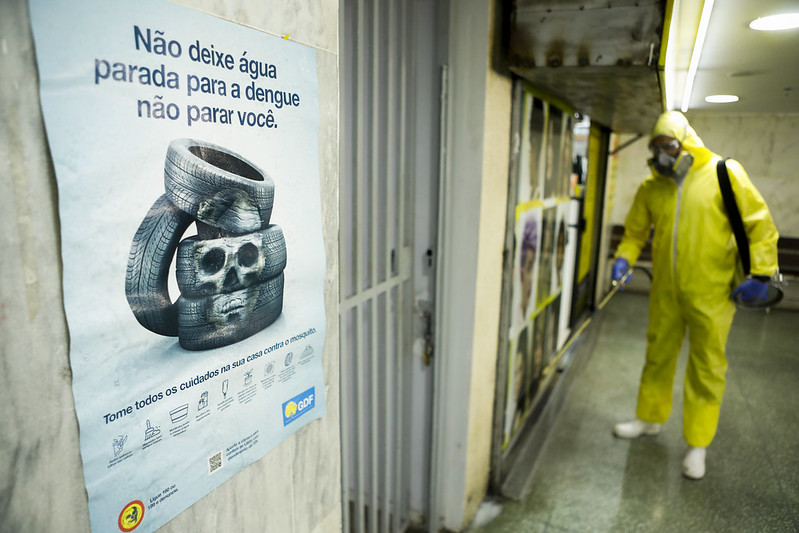 Capa da notícia: Rodoviária do Plano Piloto recebe ação de combate à dengue com borrifação de veneno e distribuição de materiais educativos
