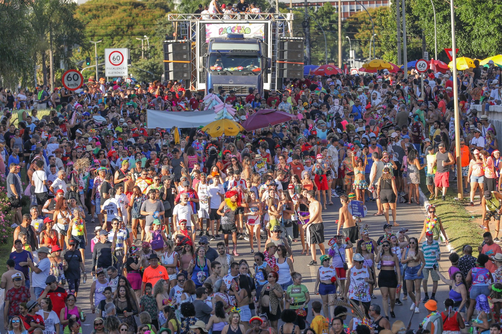 Capa da notícia: Vai curtir o carnaval? Confira dicas de saúde para aproveitar a folia com segurança
