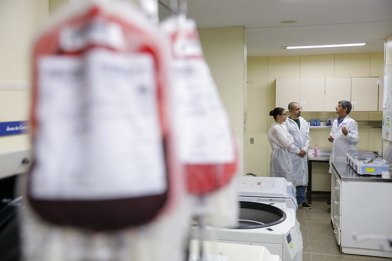 Capa da notícia: Vencedor de ação do Hemocentro conhece o caminho do sangue até os hospitais