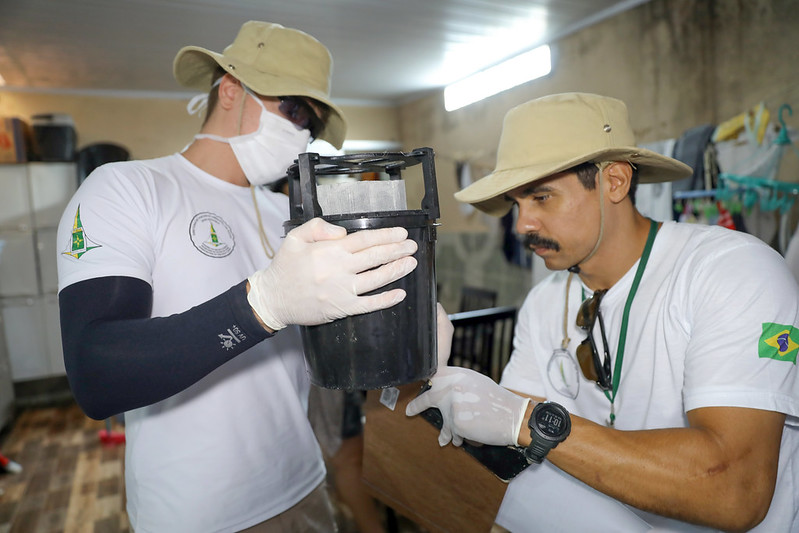Capa da notícia: Equipes do GDF trocam estações disseminadoras de larvicida no Sol Nascente em ação de combate à dengue