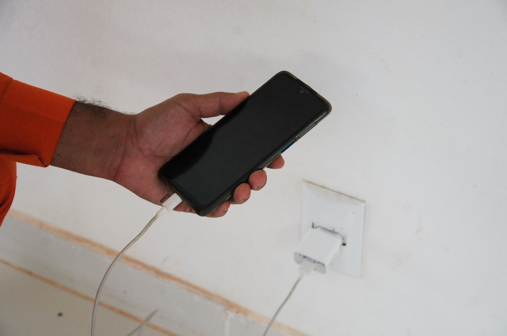 Capa da notícia: Como evitar choques elétricos e o que fazer em caso de acidentes