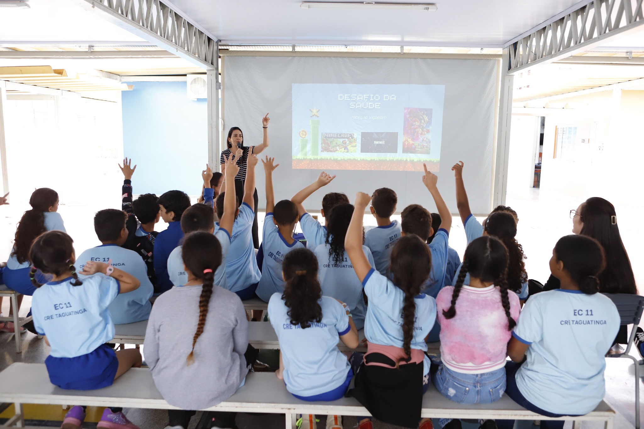Capa da notícia: Alunos da Escola Classe 11 de Taguatinga atualizam caderneta de vacinação