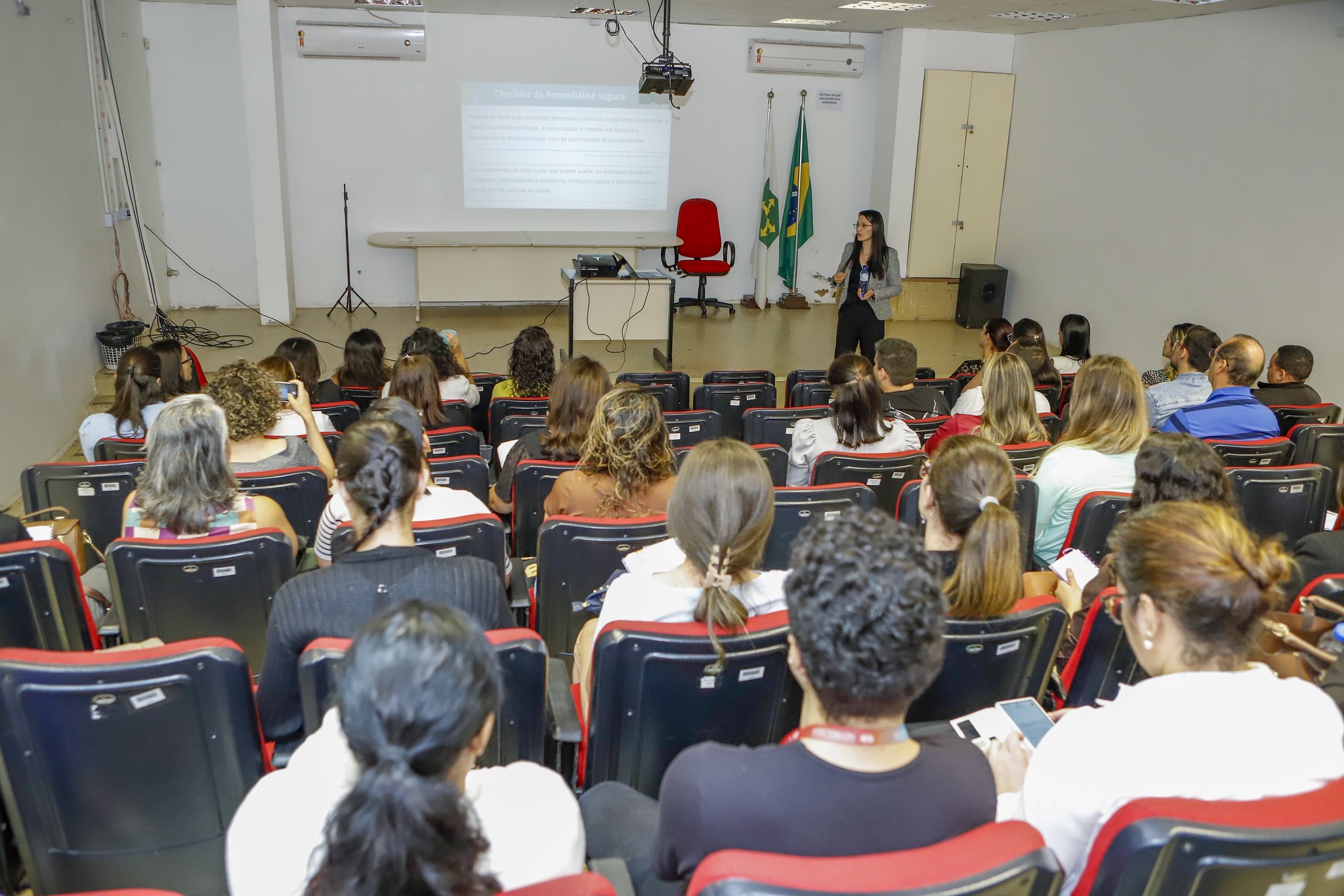 Capa da notícia: Secretaria de Saúde e Anvisa promovem capacitação com projeto piloto de segurança para serviços de hemodiálise
