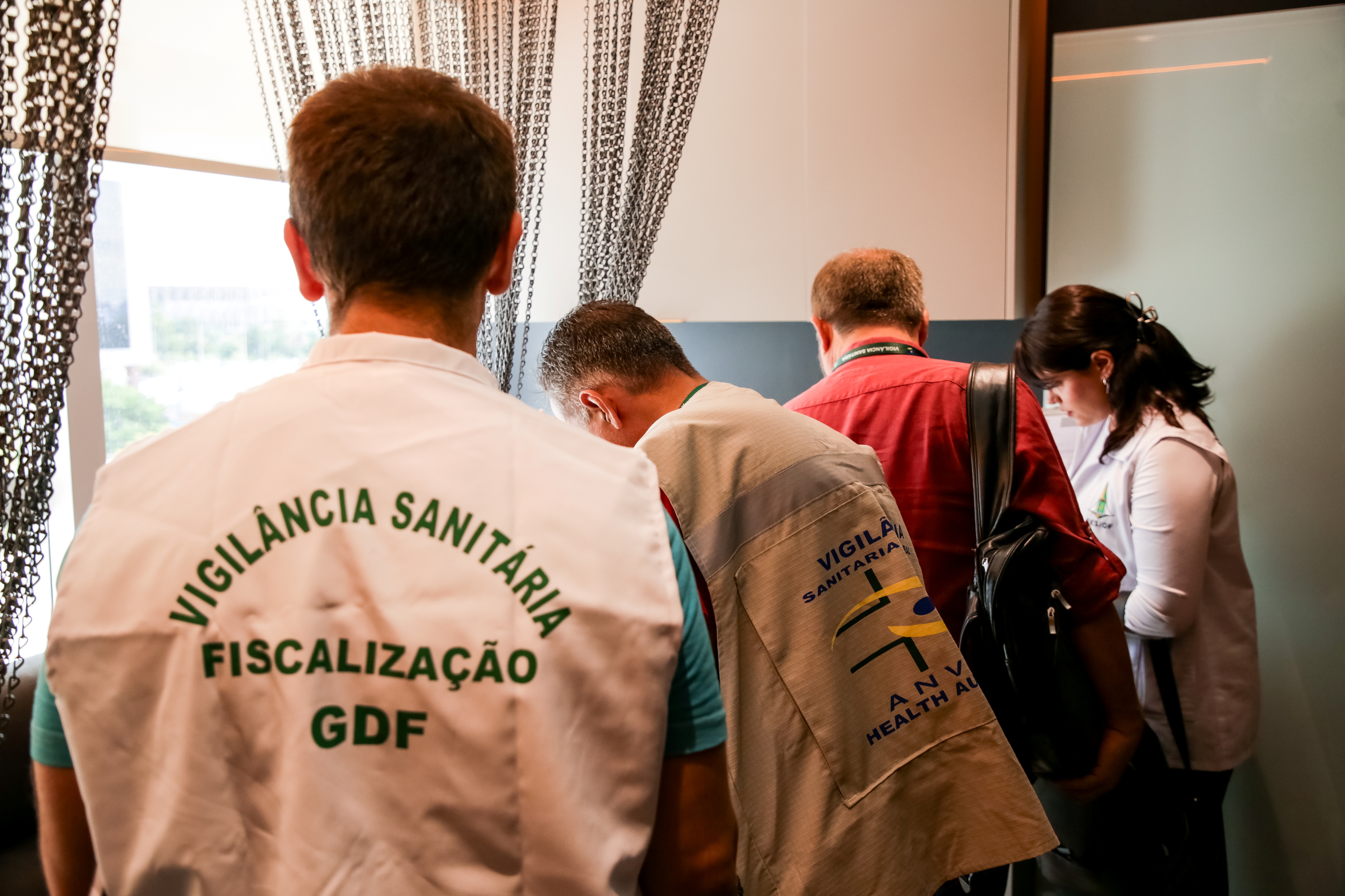 Capa da notícia: Vigilância Sanitária e Anvisa autuam clínicas de estética no DF