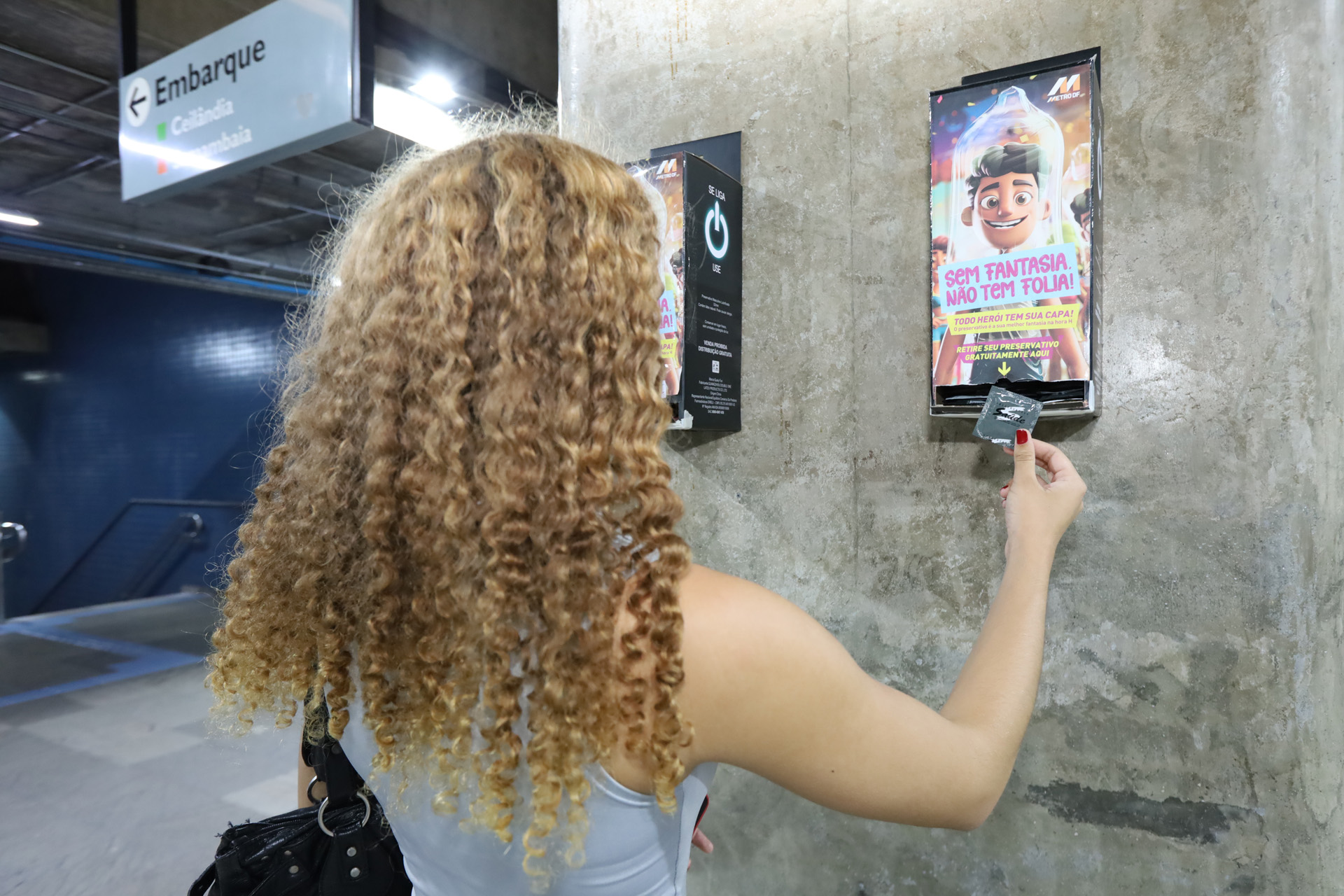 Capa da notícia: Carnaval: Secretaria de Saúde e Metrô DF distribuem preservativos em nove estações da capital