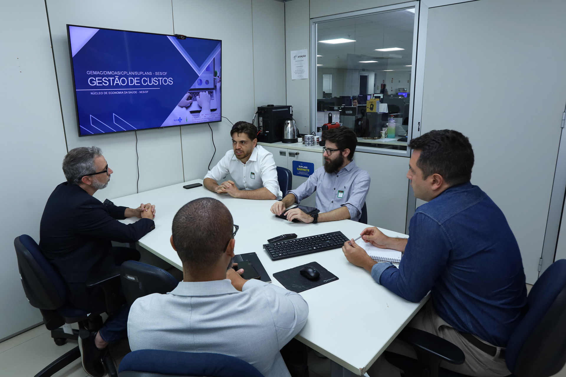 Capa da notícia: Distrito Federal compartilha experiência sobre gestão de custos e recursos com outros estados