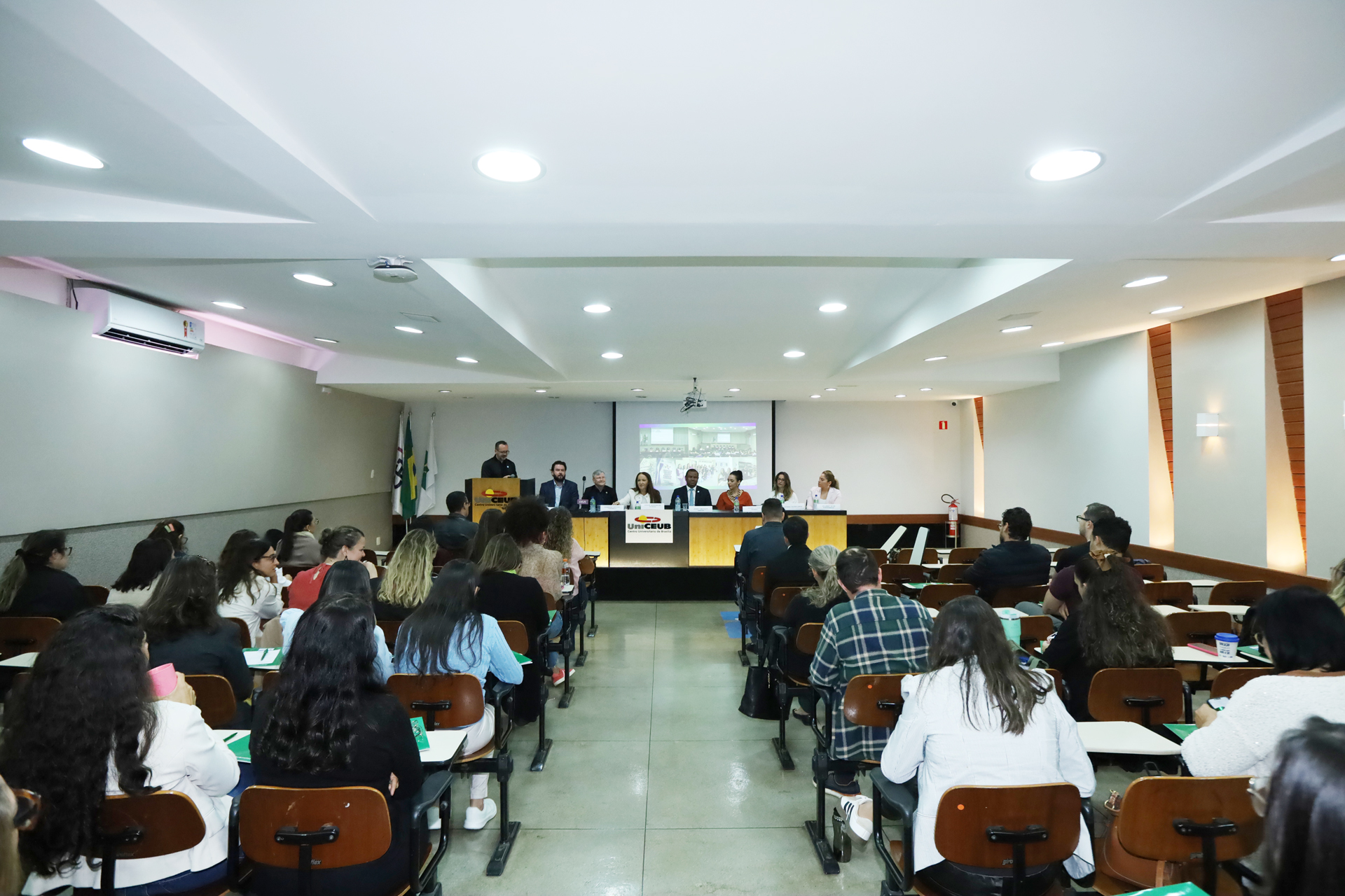 Capa da notícia: Saúde discute consolidação da Política Distrital de Atenção Ambulatorial Especializada