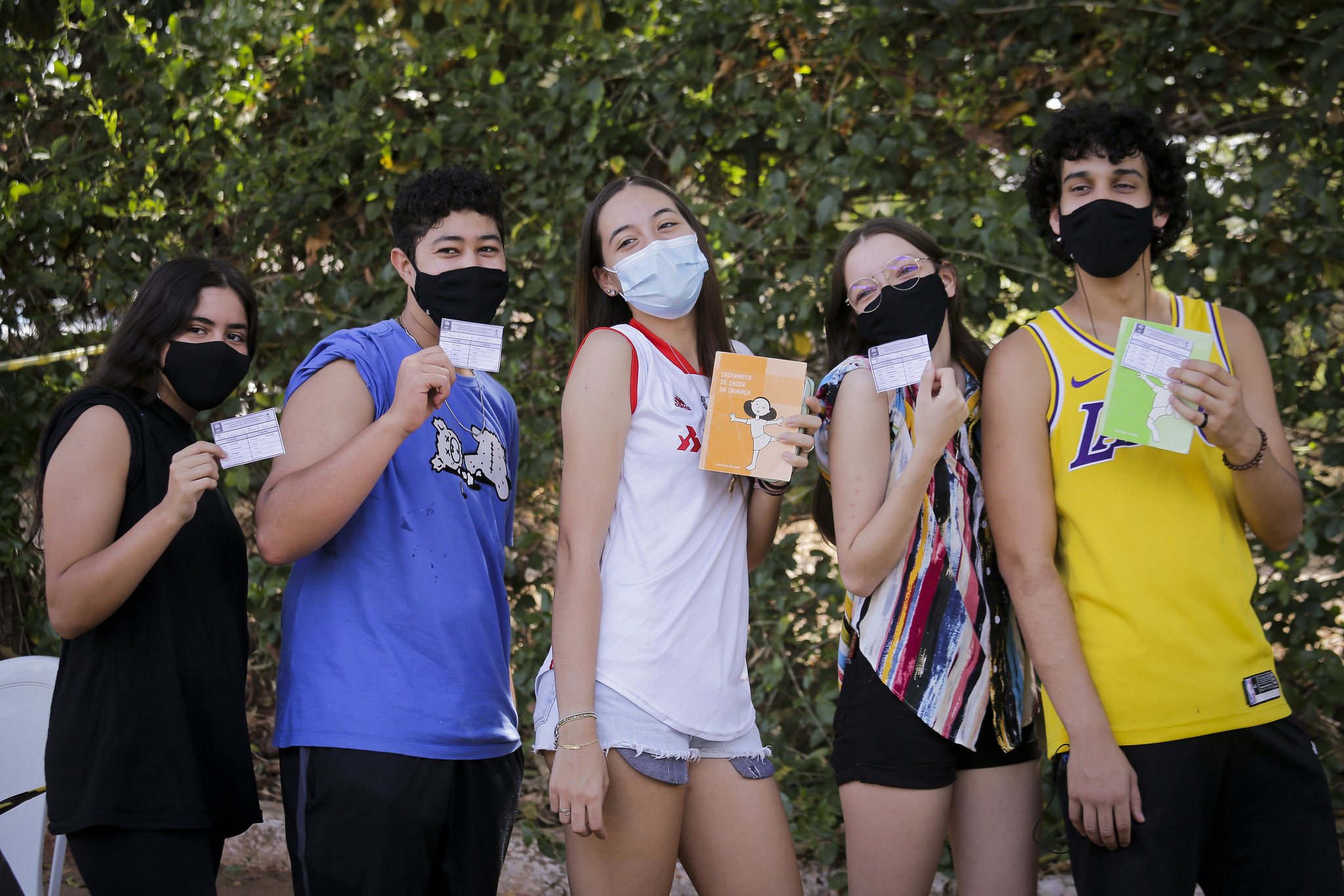 Capa da notícia: DF libera vacina que protege contra câncer de pênis, boca e colo de útero para adolescentes