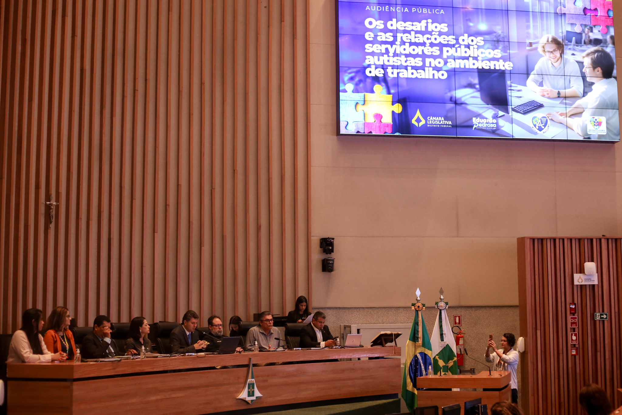 Capa da notícia: Desafios de servidores autistas no ambiente de trabalho
