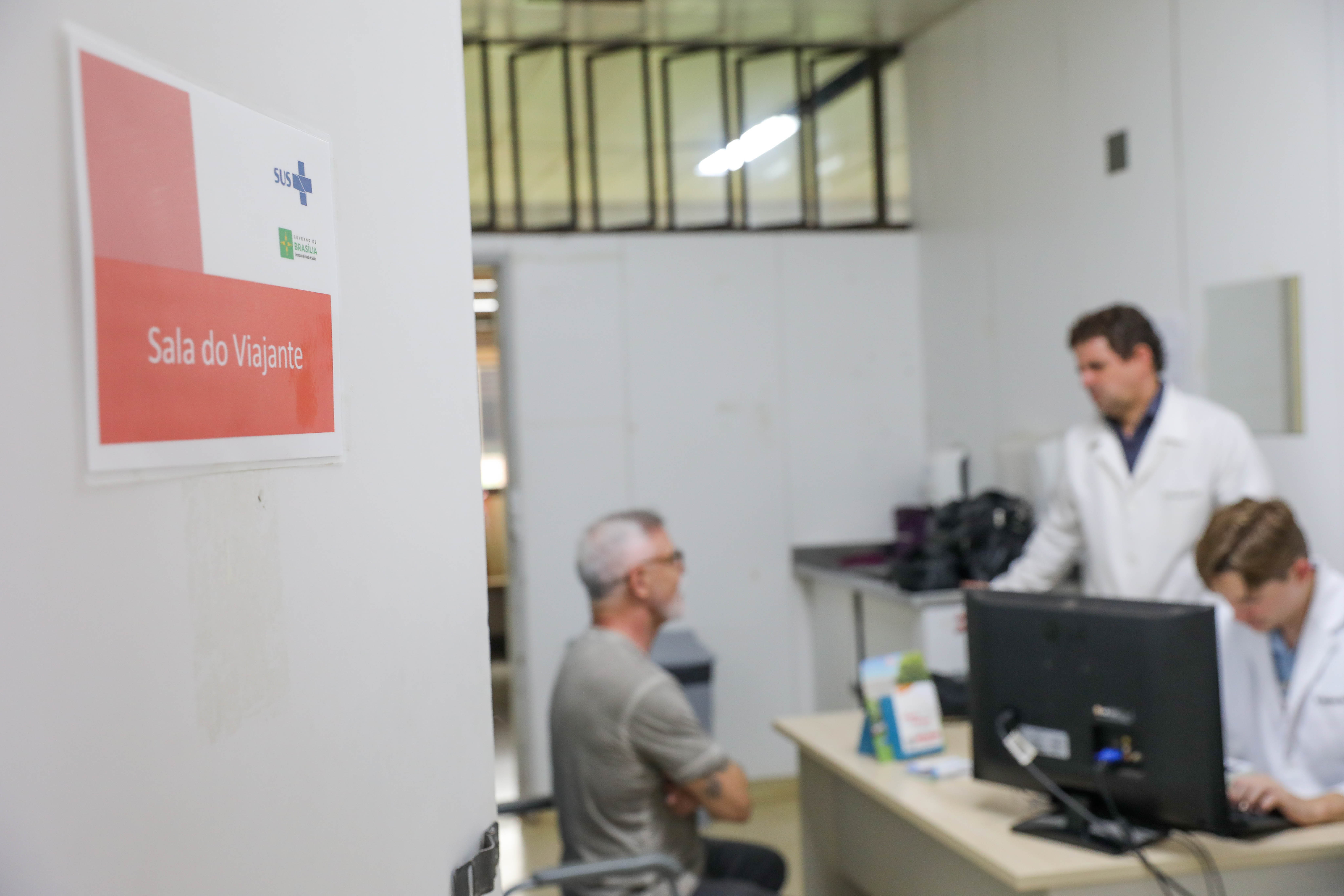 Capa da notícia: Férias: saiba como obter o Certificado Internacional de Vacinação em viagens internacionais