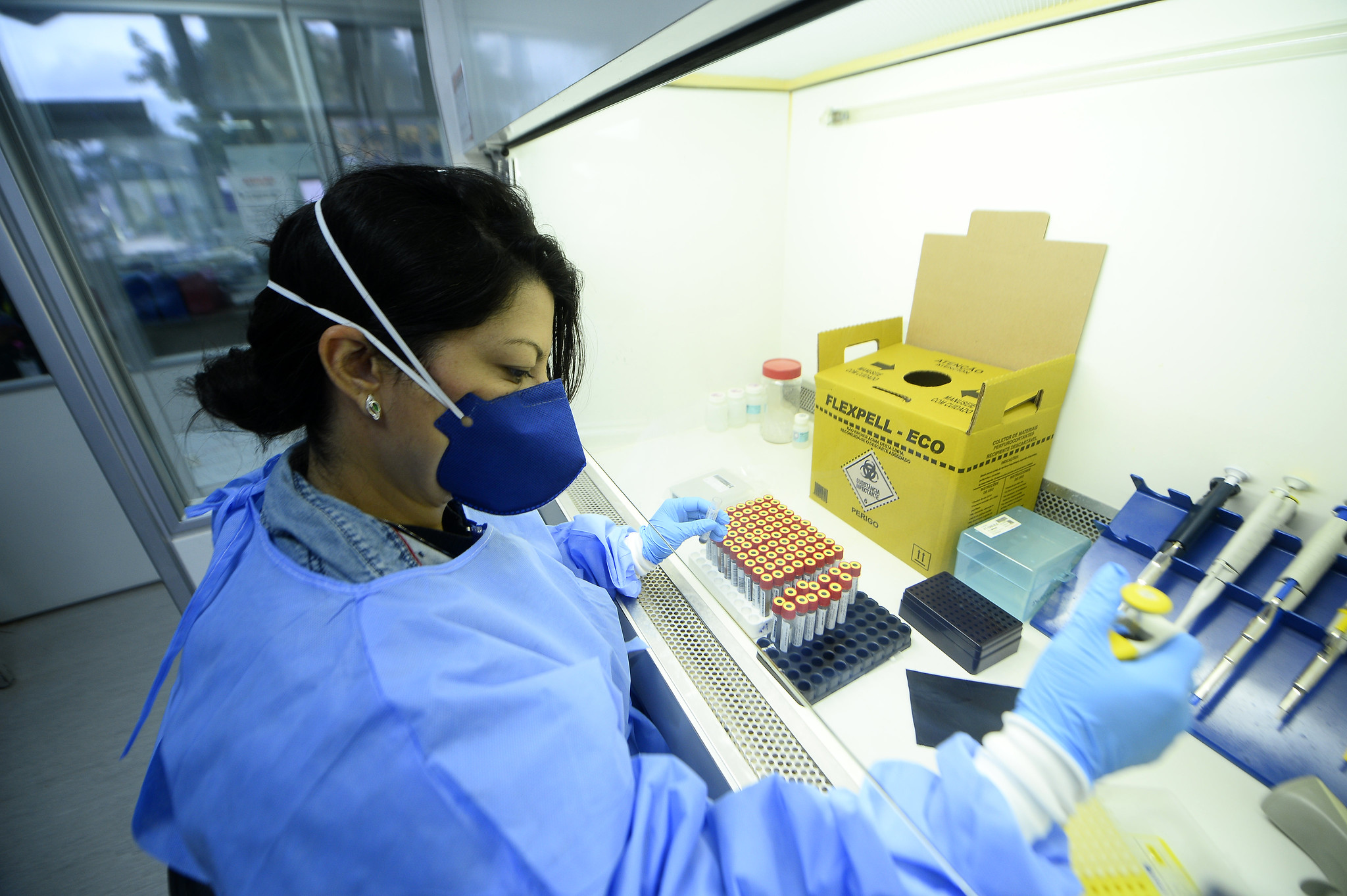 Capa da notícia: Vigilância sanitária e epidemiológica: Lacen-DF supera 550 mil exames em 2025